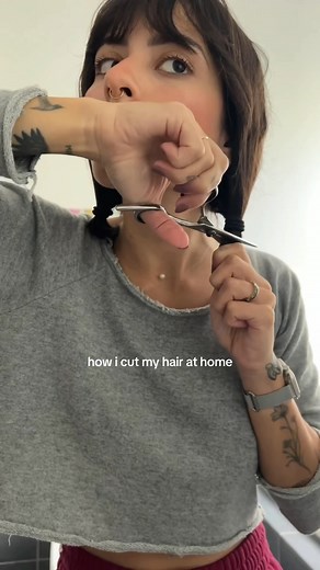 381K views · 2K reactions | Veja como fazer um Chanel sozinha ❤️ quick trim ✂️#shortbobhaircut #homehaircut #shorthair | Cortesdedivas | Facebook