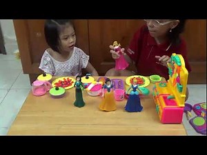 Bé chơi trò chơi nấu ăn cho công chúa Aurora