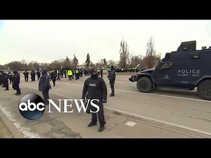 Police crackdown on trucker protest in Windsor, Canada