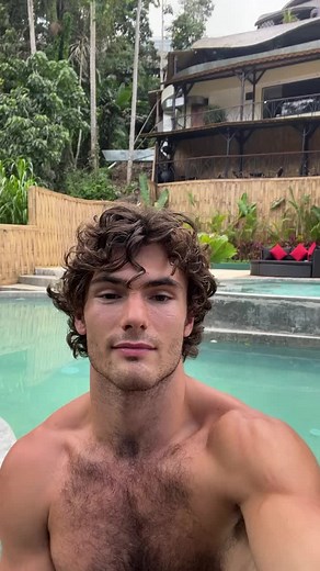 This pool is right next to the jungle.. so crazy! 🌿 #jungke #pool #bali