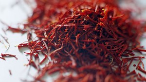 Le safran : pourquoi cette épice vaut-elle une fortune? Comment éviter les arnaques? - RTBF Actus
