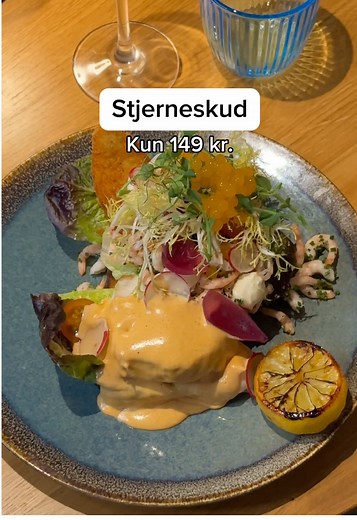 Månedens frokosttilbud i februar ⭐️ Hele februar forkæler vi jer med et klassisk stjerneskud til frokost - til kun 149 kr. 🍽️ Sprødstegt og dampet hvid fisk, håndpillede rejer, røget laks, citron, urtesalat, choronsauce og smørristet surdejsbrød Gælder alle dage, hele måneden - også i weekenden✨ Perfekt til en hyggelig frokostpause i Jægergårdsgade 🧡 Book dit bord lige her: https://book.easytable.com/book/?id=6a255&lang=auto #stjerneskud #frokost #restaurantaarhus