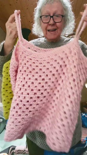 Free crochet pattern. Easy summer top. #crochet #crochetshorts #diycrochet
