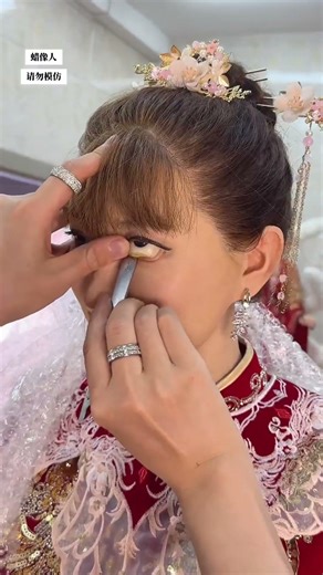 Help the bride install her eyes! #Wax figure making #Silicone model