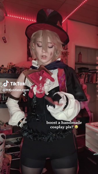 HELP ME I DIDNT MEAN TO FALL PLEAZE I GUESS TJIS IS HOW I INTODUE LYNEY?!/?:$/7/1 || #lyneycosplay #lyney #lyneygenshin #itsjustleo #fyp #fypシ #fypahe #genshinimpact #handmadecosplay #homeadecosplay