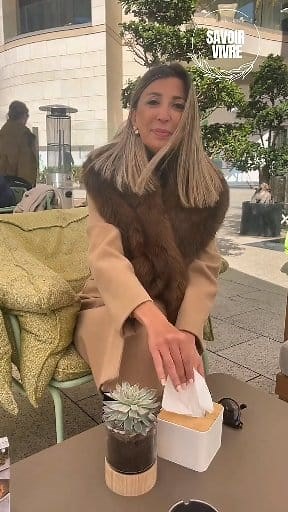 📌 Comment se moucher sans embarrasser son entourage Se moucher est un geste naturel… mais il peut vite devenir gênant s’il est mal fait, surtout en public. Le savoir-vivre, c’est aussi dans les petits gestes du quotidien ! Voici 5 conseils simples pour se moucher avec discrétion et élégance : 1️⃣ Ayez toujours un mouchoir propre à portée de main. Rien de plus désagréable que de chercher dans l’urgence. 2️⃣ Éloignez-vous si possible. Allez dans un espace discret, ou tournez légèrement le dos si 