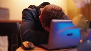 Persona durmiendo en un ordenador portátil: video de stock (totalmente libre de regalías) 1087511678 | Shutterstock