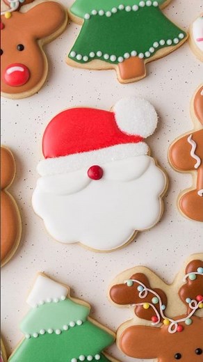 Super simple Santa cookie decorated with royal icing #cookiedecorating #royalicing #christmas