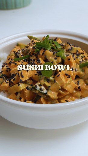 🍚 Quick Vegan Sushi Bowls 🍱 So simple, delicious and easy, these are now on heavy rotation in my house! Protein packed and easier than anything, what’s not to like! Ingredients: * Microwave sushi/sticky rice * 200g smoked tofu, cubed * 1/2 cucumber, diced * 1/2 avocado, sliced * 2 nori sheets, cut into strips (don’t forget like I did) * Soy sauce drizzle * 2tbsp vegan mayo * 1tbsp sriracha * Optional - sesame seeds to serve Instructions: 1. Arrange sushi rice in a bowl. 2. Chop all the ingredi