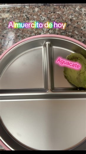 Almuercito de hoy ,puré de carne de res , boniato y calabacín compota de fresa y frambuesa #bebe #alimentacioncomplementaria #comidadecasa #midiaadia #babyfood