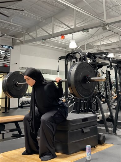 Leana Deeb on Instagram: "FULL BODY 🤝 save for ur next sesh ! Triset 1 (3 movements back to back no rest until end) 1.a Barbell box squat (4x10-15 reps) 1.b sled pushes (4x 10 steps down and 10 back) 1.c DB press (4x failure) Superset (2 movements back to back no rest until end) 2.a Barbell Row (4x12-15 reps) last set failure 2.b banded pull up (4x til failure) Superset 3.a reverse plank banded knee drive (3x 15-20 reps) 3.b Copenhagen plank w knee drive (3x 20-30 secs each side)"