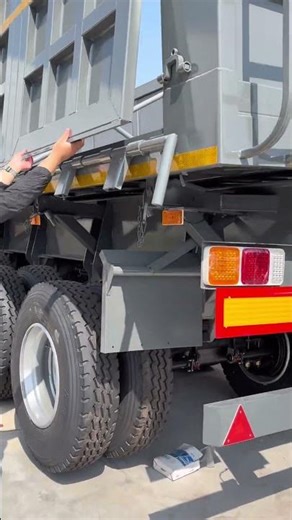 Side tipper semi-trailer, made of high-quality steel, with a load capacity of up to 80 tons.#trailer