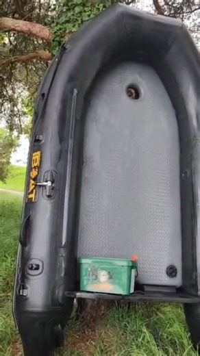 Carpiste aus Frsnkreich @kiki_carpe88 schreibt: „Das was ich am liebsten tue ist Karpfenangeln mit meinem Schlauchboot, irgendwo im Niemandsland. Auch wenn ich die Gesellschsft mag, vor allen meine Familie und Freunde, das Angeln auf Karpfen ist für mich etwas ganz besonderes - und das schon über 30 Jahre. Danke und ich wünsche Euch die schönste Zeit am Wasser. Kiki #schönstezeit #karpfenangeln #karpfenangelnmitboot #carpfishing #pechelacarpe #pecheenbateau #ilovecarpfishing #meinschlauchboot | 