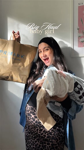 Assia 🌸 on Instagram: "BIG haul pour notre baby girl 🧸🎀 J’ai fait le tour de mon top 4 des enseignes pour les articles bébés : @primark, @zeeman_france, @gemo_officiel & @kiabi.france Et j’ai encore trouvé que des mignonneries 🥹 Bon, je me suis promis que ce seraient mes derniers achats en 1 & 3 mois ! Par contre il faut que je shoppe quelques pyjamas en taille naissance, et ça, c’était clairement pas prévu dans mon programme 🙄 Vous validez les trouvailles ? 💕 #haul #babyhaul #babygirl #pr