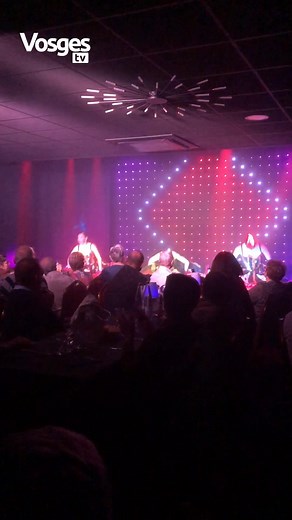 Extrait d'un spectacle tout en couleur au Le Belcour Music-Hall Cabaret de Saint-Nabord qui fêtera ses 20 ans l'année prochaine. 👀 𝐑𝐞𝐩𝐨𝐫𝐭𝐚𝐠𝐞 𝐜𝐨𝐦𝐩𝐥𝐞𝐭 𝐝𝐚𝐧𝐬 𝐮𝐧 𝐩𝐫𝐨𝐜𝐡𝐚𝐢𝐧 𝐣𝐨𝐮𝐫𝐧𝐚𝐥 | Vosges Télévision