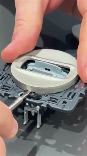 Comment acceder aux griffes de fixation sur un interrupteur Céliane de Legrand #Shorts