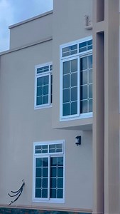 ⸻ ✨ UPVC DOUBLE GLASS – UBORA WA KISASA, MWONEKANO WA KIFAHAARI ✨ Kazi nyingine tumetia kikamilifu Kisalawe 2 – Kigamboni, tumeikamilisha kwa asilimia 99% na matokeo yake ni class, ubora na finishing ya kiwango cha juu kabisa! 🏡🤍💎 Upvc double glass rangi nyeupe imetupa muonekano safi, insulation kali, utulivu wa sauti na ulinzi wa hali ya juu—hakika hii ndiyo teknolojia ya dirisha inayoendana na nyumba za kisasa 🌬️🔇✨. Kila frame tumepima kwa usahihi, tumefunga kwa umakini, na tumekamilisha 