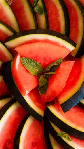 Restaurant Cheminée on Instagram: "Quand l’hiver s’installe à Paris, rien n’égale la chaleur d’un repas partagé. ❄️ Chez Cheminée, restaurant iranien du 15e arrondissement, nous vous accueillons autour de plats parfumés, mijotés et généreux, qui réchauffent le corps autant que l’âme. 🌿 📍Venez vous installer au chaud, laissez‑vous envelopper par l’ambiance, et découvrez l’art de la table iranienne comme une fête hivernale."