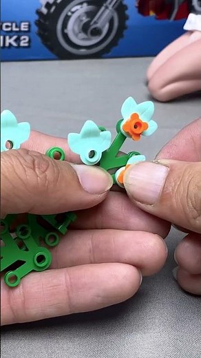 Built a LEGO Peacock… It Actually Spreads Its Feathers!