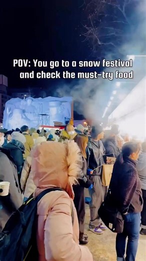 Hungry after chasing amazing snow sculptures at the Sapporo Snow Festival? No worries, there’s delicious food everywhere! 📍 Odori Site: As you walk along Odori Park (where hundreds of snow sculptures stretch from 1-chome to 12-chome), you’ll find tons of food stalls lining the pathway. Perfect for warm snacks and local treats between photo stops. From miso ramen and grilled seafood to buttery sweet corn and hot drinks, this is your chance to taste Hokkaido’s flavors right in the heart of the fe