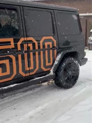 Vandaag besloten dat we weer even kind mochten zijn. Geen skipistes. Geen Alpen. Geen planning. 👉 Wel sneeuw 👉 Wel een slee 👉 Wel een vierkante G-klasse Resultaat? Meer lachen dan sturen. Meer chaos dan controle. En een winterdag die we niet snel vergeten. Niet slim. Niet nodig. Maar wél 100% genieten. #klompen #Holland #snow #winter #fyp @Mercedes-Benz @G Klasse