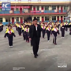 En Chine, un directeur d'école apprend la "shuffle dance" à ses 700 élèves. Il explique qu'un tel exercice énergétique permet d'encourager les élèves à être actifs dès le début de la journée et de les éloigner de leurs smartphones. Le directeur d'école, Zhang Pengfei, est devenu une star sur les réseaux sociaux pour son idée amusante. | China Xinhua News