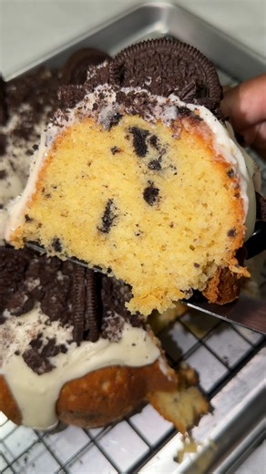 Janelle on Instagram: "Oreo Pound Cake (Using boxed cake mix)🍰😍🍪 RECIPE: 1 box @bettycrocker white cake mix 1 cup @pillsbury all purpose flour 1 vanilla packet @jello 1 cup white sugar 1 cup melted @kerrygoldusa unsalted butter 1 & 1/2 cups buttermilk 1/2 cup sour cream 5 eggs (room temperature) 1 tbsp vanilla extract or bean paste Mix until smooth and then add as many crushed @oreo cookies as you’d like, I used about 1 cup and fold into batter. Spray your Bundt cake pan with baking spray, I 