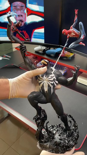 Breve unboxing de Spider-man 2 para PS5 en su edicion coleccionista donde se muestra todo lo que contiene como el steelbook, el juego en digital con material extra, y lo mas intersante de esta edicion, la fugura de venom peleando con los spiderman de Peter y Miles, es una estatua bien hecha y se nota el esmero que le puso INSOMNIAC GAMES al hacerla, definitivamente una edicion que merece la pena por el tamaño de la figura y por su nivel de detalles, por mucho la mejor edicion coleccionista que h