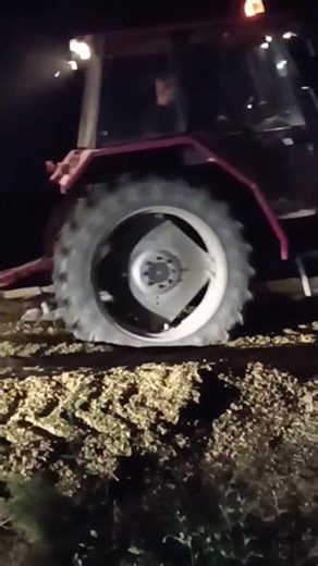 Case 4210 turbo climbed 1m high with 5t of silage #agriculture #straight pipe #sound