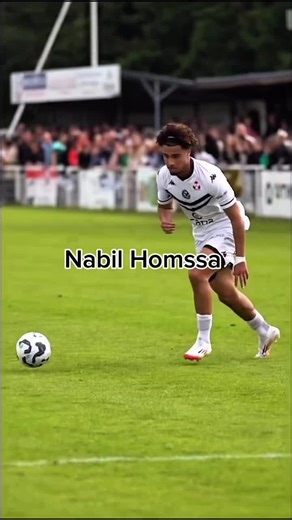 Montpellier va recruter un crack TikTokeur. Oui, un vrai. Et ça va faire parler. Parce que ce joueur n’a rien d’un parcours classique. Né en 2002, formé à Reims. Trajectoire normale ? Non. Il décide de tout quitter pour partir aux États-Unis. Université. Football universitaire. Autre culture. Autre monde. Un pari que très peu de joueurs osent faire. Puis retour en France. National 2. Châteaubriant. Et là… explosion. Il ne progresse pas, il domine le championnat. Impact. créativité. personnalité.