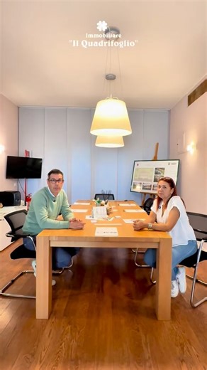 Storie di fiducia 🎬 Quando Silvia è entrata in agenzia non aveva solo due incarichi da affidarci. Aveva domande, tempi da rispettare e il desiderio di vivere questo passaggio con serenità. Abbiamo iniziato dalle basi: ascolto, valutazioni trasparenti, documenti in ordine. Prima una proposta, poi l’altra. Due immobili, due percorsi puliti, senza intoppi 🗝 Il grazie più grande è sempre per chi si fida di noi. Il nostro, in questo caso è per Silvia! Se stai pensando di vendere, possiamo iniziare 