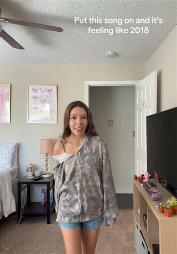 Had no reason singing this at 14/15 but yk what hell yeah 🤭 bring back lil skies😭😭 #redroses