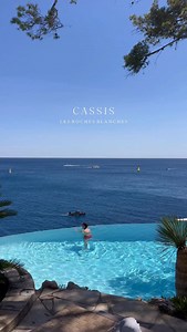 Plus que quelques mois avant de retrouver Cassis et les cigales 💛☀️. Tague la personne qui doit t’y emmener ! Bienvenue aux Roches Blanches, un hôtel de rêve perché face au cadre paradisiaque de Cassis et du Cap Canaille, sur les eaux turquoise de la Méditerranée 🌊 On y retrouve des chambres et suites de rêve face à la mer, deux piscines exceptionnelles, trois restaurants dont un gastronomique, un spa avec vue, un terrain de pétanque et un accès direct à la mer 🌊 ✈️ POUR RÉSERVER Cette pépite