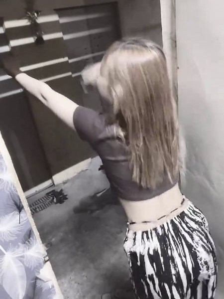 វីដេអូ​របស់ Jing Jing 🖤 (@ahmeyahmey238) ជាមួយ សំឡេងដើម - Ah Be