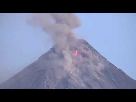 Mayon Volcano Erupts Jan 23, 2018 (Close Up Video)