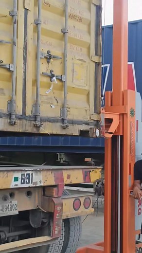 So mao ni iyang pag operation Ani nga machine ug ato nahinabi Ang mga spotter....buddy ..... #containerlefter | Jeorem Bangkil