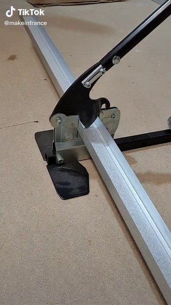 guillotine EDMA Stud Cutter. coupe les montants, rails, fourrures et cornières. #guillotine #edma #placo #knauf #satisfying #plaquiste #drywall #deco