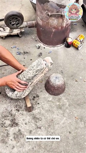 Làm chiếc muôi múc canh từ vỏ lon phế liệu.