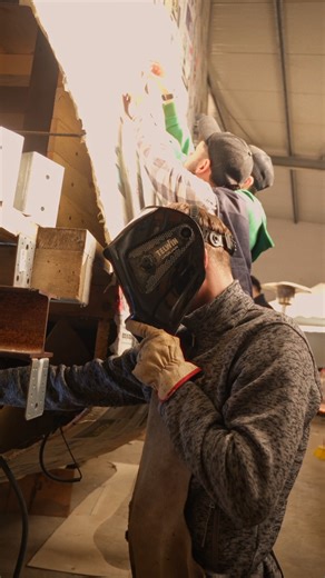 CARRASCIALI ALZACHINESU 2026 I preparativi sono l’anima stessa di una festa che coinvolge tutta Arzachena da sempre… 🔗Segui la pagina Istagram ufficiale https://www.instagram.com/lu.carrasciali.alzachinesu/ e scopri dettagli e curiosità sulla manifestazione al via Giovedì Grasso, 12 febbraio 2026, alle 13:05, a Cannigione. #carrascialialzachinesu #carnevalearzachenese #carnevale #carnevaleinsardegna #arzachena #portocervo #cannigione #giovedigrasso #sardegna Arzachena Turismo (📹 Th Studio) | A