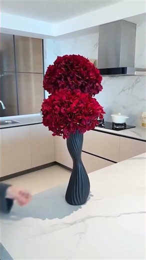 On a mission to show off this adorable hydrangea vase! 💐