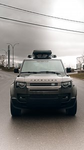 Land Rover Defender 🐢 Pare-pierre complet de couleur et protection @xpel sur les pièces noires. . . 📍Québec ✉️ info@peakprotection.ca 📞418-998-3447 | Peak Protection