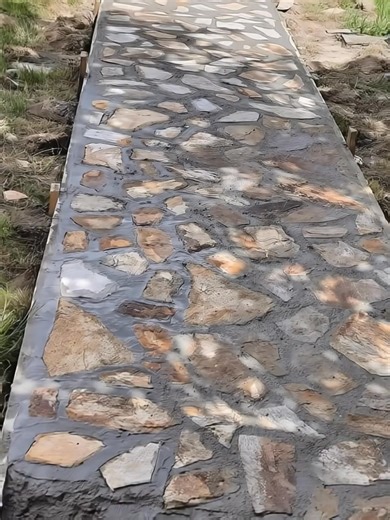 “It looks like a designer built it—but I did it myself.” This rustic stone pathway transformed my garden into something out of a magazine 🪨🌿 See the stunning final look in the comments👇 | Interesting Stories