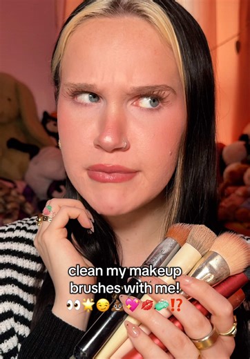 how often do YOU clean your makeup brushes? this is your sign to clean them for the new year!😏🌟🧼💖💋 @Sigma Beauty @Cinema Secrets Pro Cosmetics #brushcleaning #makeupbrushes #makeupbrushcleaning #makeuphacks #cleaningtips #relatable #cleanwithme #satire #makeupcleaning