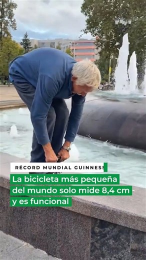 🚴‍♂️ Sergey Dashevsky hizo historia al obtener el Récord Guinness por diseñar y montar la bicicleta funcional más pequeña del mundo. Con apenas 8,4 centímetros de tamaño, este invento sorprende por su precisión y originalidad. 🌍 Este logro no solo demuestra la creatividad y dedicación de su creador, sino que también marca un hito en el mundo de los récords, captando la atención de miles de personas en todo el planeta. 😱 📲 Infórmate en diarioelcentro.cl | Diario El Centro