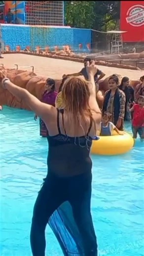 Women dance wave pool #youtube #themepark #viralvideo ‪@RuhanEsha‬