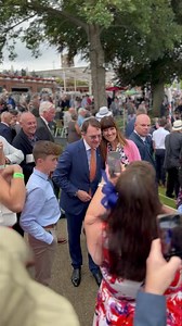 One of the great moments from York Races this week was Aidan O’Brien taking the time after Paddington’s Juddmonte International defeat to pose for selfies and sign autographs with the crowd. What a man 🐐 | Racing TV