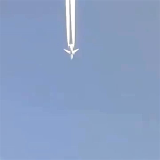 Overtaking in the Air Watch how a Boeing 747 overtakes a 777 flying above it. The video was taken from another aircraft. Currently, the B747-8I is the fastest commercial passenger aircraft in service today, with a maximum speed of Mach 0.92. 🎥: Praveen Sagar | African College of Aviation - AFCA