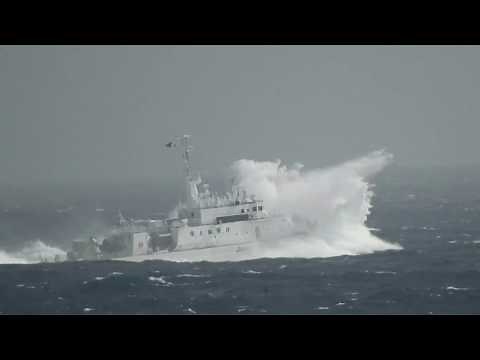巡視船VS台風 荒波の中を航行する巡視船かの