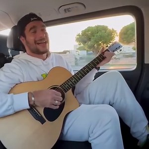 Amir chante son dernier titre "Il y a" seulement avec sa guitare sur la route 🤩 Vous avez écouté le titre ? Il vous plait ? 👇 #Amir | M Radio