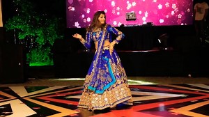 686K views · 10K reactions | We're in LOVE with gorgeous bride Dhwani's graceful dance on classics like 'Piya to se Naina' & 'Main Chali'! ✨ #zowed #indianbride #bridesolo #sangeetdance Beautiful Choreography by Dance It Out Vidhi Bhatia | ZoWed | Facebook